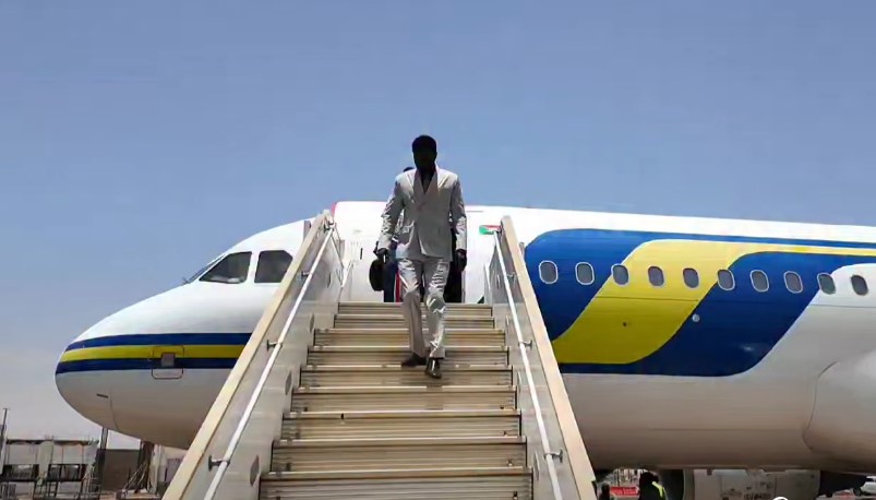 مني أركو مناوي يعود إلى السودان بعد جولة خارجية للبحث عن حلول الأزمة الدارفورية.