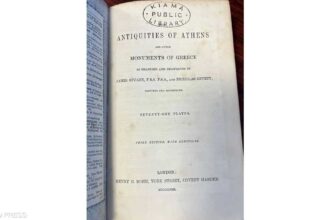 اكتشاف كتاب نادر يعود لعام 1858 مخبأ خلف مدفأة في منزل تاريخي في كياما الأسترالية