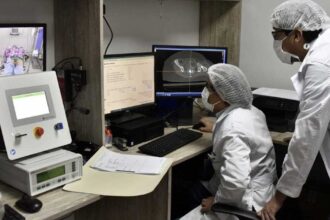 هيئة الصحة البريطانية تبدأ بتقديم فحوص منزلية لفيروس الورم الحليمي لنساء لم يواكبن الفحص الدوري.