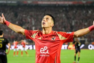 الأهلي يكشف تفاصيل تمديد عقد لاعب خط الوسط حتى 2030