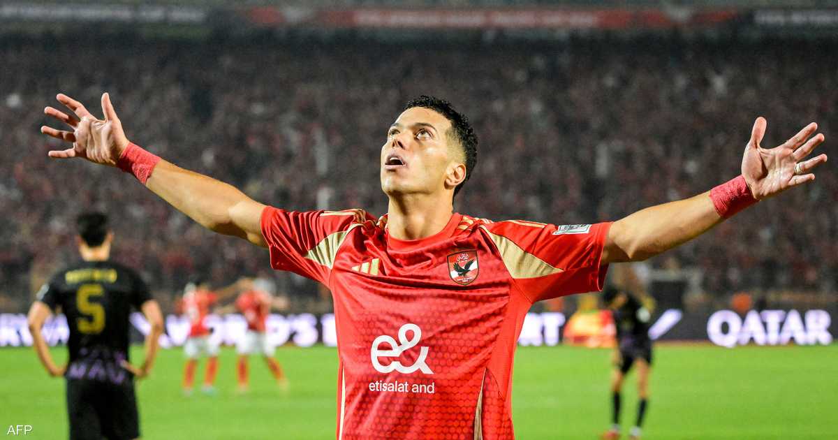 الأهلي يكشف تفاصيل تمديد عقد لاعب خط الوسط حتى 2030