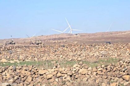 القوات الإسرائيلية تقصف منطقة بين بيت جن والتلال الحمر بريف دمشق.