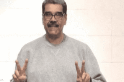 مادورو يظهر ليرتدي بدلة رياضية ويشير بعلامة النصر في صوره الجديدة بعد فقدانه وزنه