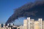 انفجار مستودع ذخيرة بالقرب من كييف يودي بحياة 37 شخصاً ويحتجز رئيس بلدية أوكراني