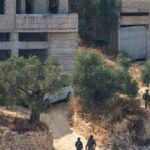 المستوطنون يحاصرون فلسطينيين ويخرجونهم عنوة من منزل في قصورطة