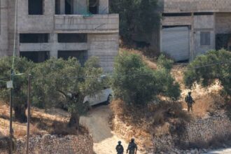 المستوطنون يحاصرون فلسطينيين ويخرجونهم عنوة من منزل في قصورطة