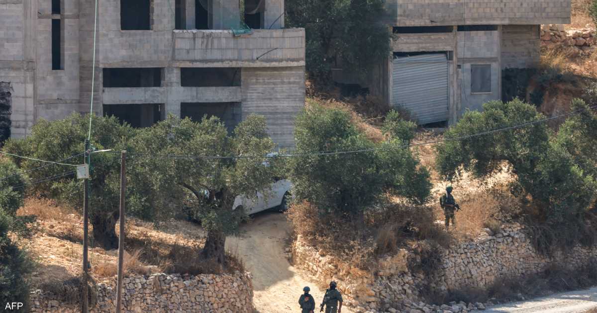 المستوطنون يحاصرون فلسطينيين ويخرجونهم عنوة من منزل في قصورطة