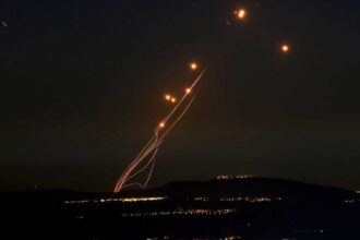 اليونان توقع صفقة دفاعية ضخمة مع إسرائيل بـ3.6 مليار دولار لشراء أنظمة دفاع جوي متعددة الطبقات.