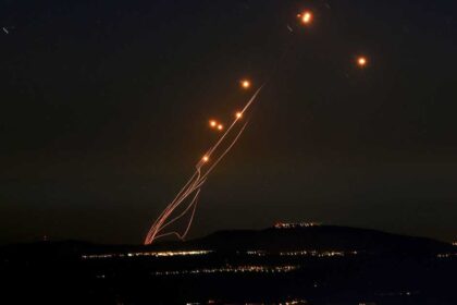 اليونان توقع صفقة دفاعية ضخمة مع إسرائيل بـ3.6 مليار دولار لشراء أنظمة دفاع جوي متعددة الطبقات.