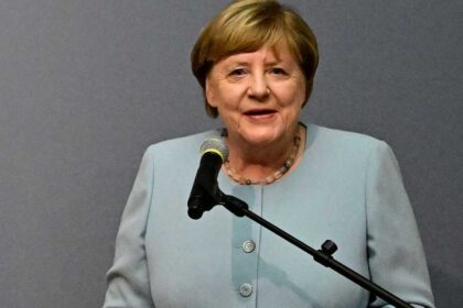 ميركل تدعو لحماية الديمقراطية في ساكسونيا أنهالت قبل الانتخابات القادمة