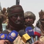 قيادة المليشيا تسلم أسلحتها للجيش السوداني في أم درمان.