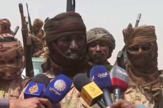 قيادة المليشيا تسلم أسلحتها للجيش السوداني في أم درمان.