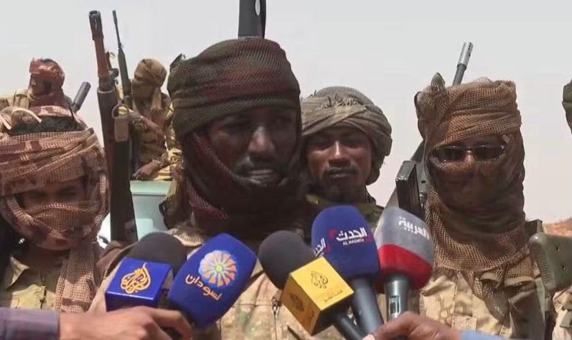 قيادة المليشيا تسلم أسلحتها للجيش السوداني في أم درمان.