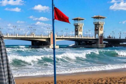 إجراءات احترازية مشددة على شواطئ الإسكندرية ومطروح بسبب اضطراب البحر وارتفاع الأمواج