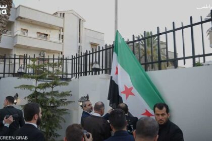 إعادة افتتاح سفارة سوريا في طرابلس لتعزيز التعاون الثنائي والأمني والاقتصادي.