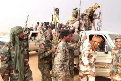 حمودة دحلوب و200 مقاتل يعلنان الانشقاق عن مليشيا أسرة دقلو وانضمامهم للقوات المسلحة السودانية.