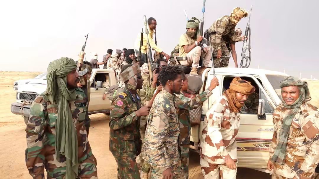 حمودة دحلوب و200 مقاتل يعلنان الانشقاق عن مليشيا أسرة دقلو وانضمامهم للقوات المسلحة السودانية.