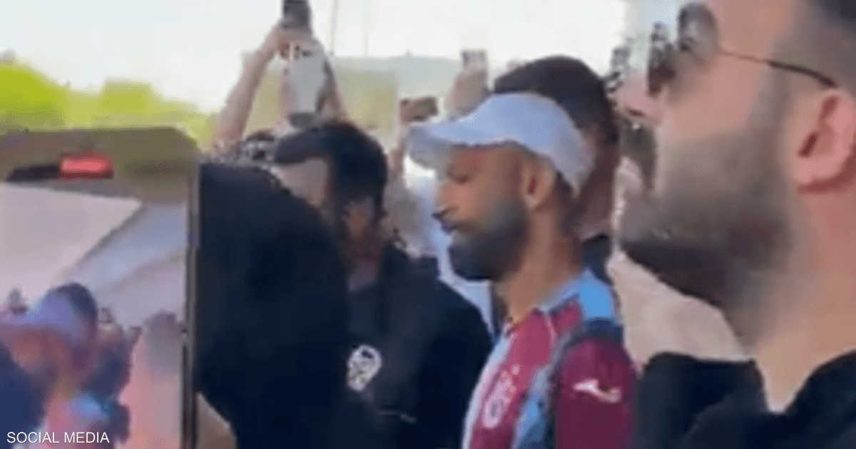 صلاح يصل إلى إسطنبول لاستكمال انتقاله لطرابزون سبور وسط حشد جماهيري كبير