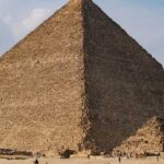 هل يمكن لزلزال بقوة 8 درجات أن ينهار الهرم؟ الدراسات تشير إلى تأثيرات أكثر تعقيداً.