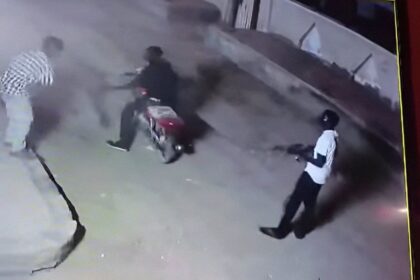 غضب شديد في أم درمان والخرطوم بعد فيديو لسرقة مسلحة بشارع 17 بالواحة.