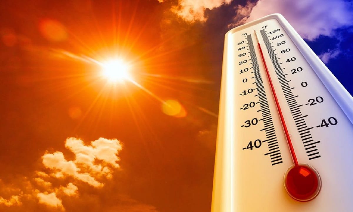 إنذار أحمر من حرارة شديدة على ساحل البحر الأحمر وموجة أمطار متوسطة إلى غزيرة في مناطق أخرى.