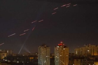 غارة روسية مكثفة على كييف وضواحيها تودي بحياة 17 شخصا وإصابة 44 آخرين