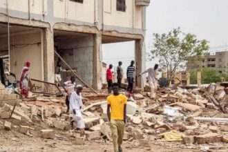 تعمق الفوضى وتقويض سلطة القانون بالسودان بسبب الحرب ونفوذ المجموعات المسلحة.