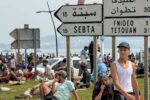 إسبانيا تعلن وفاة 67 شخصاً في موجة تدفق مهاجرين على جيب سبتة وتنشيء حاجز احتواء