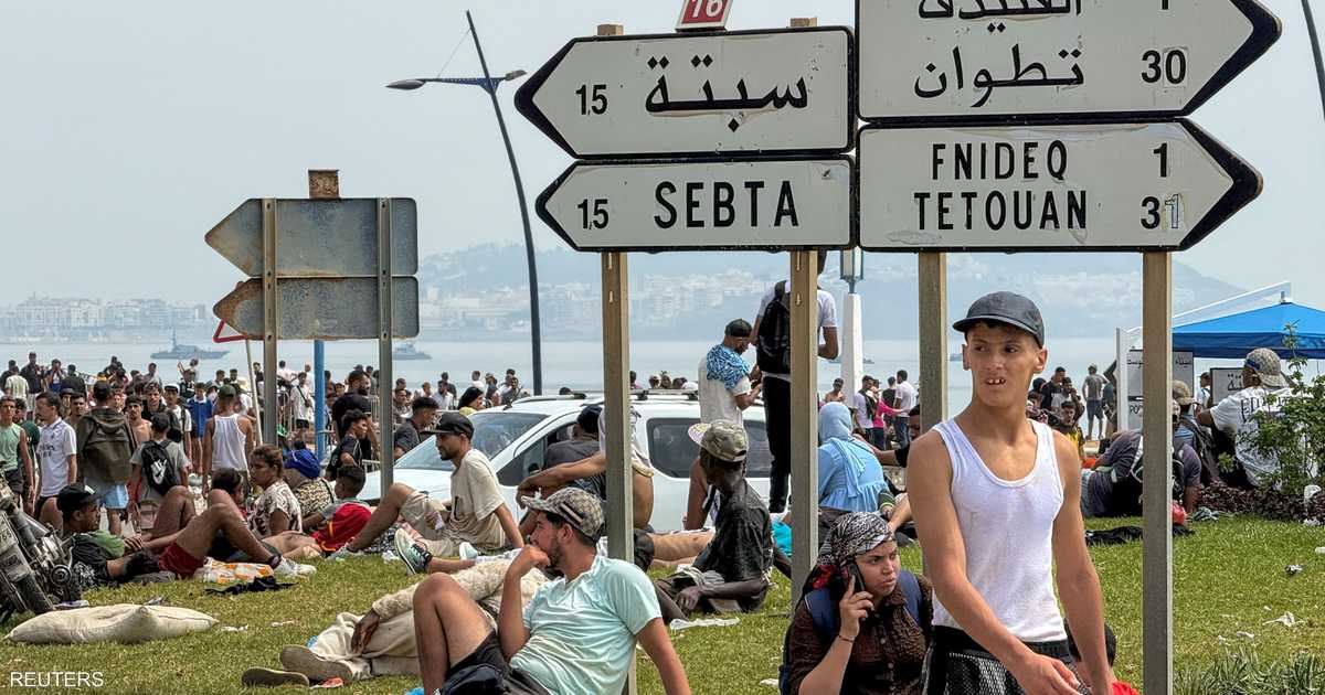 إسبانيا تعلن وفاة 67 شخصاً في موجة تدفق مهاجرين على جيب سبتة وتنشيء حاجز احتواء