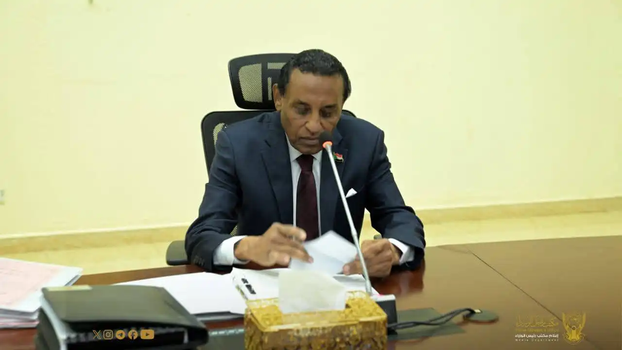 رئيس الوزراء يفصل وزير الشؤون الدينية والأمين العام للمجلس الأعلى للحج والعمرة.