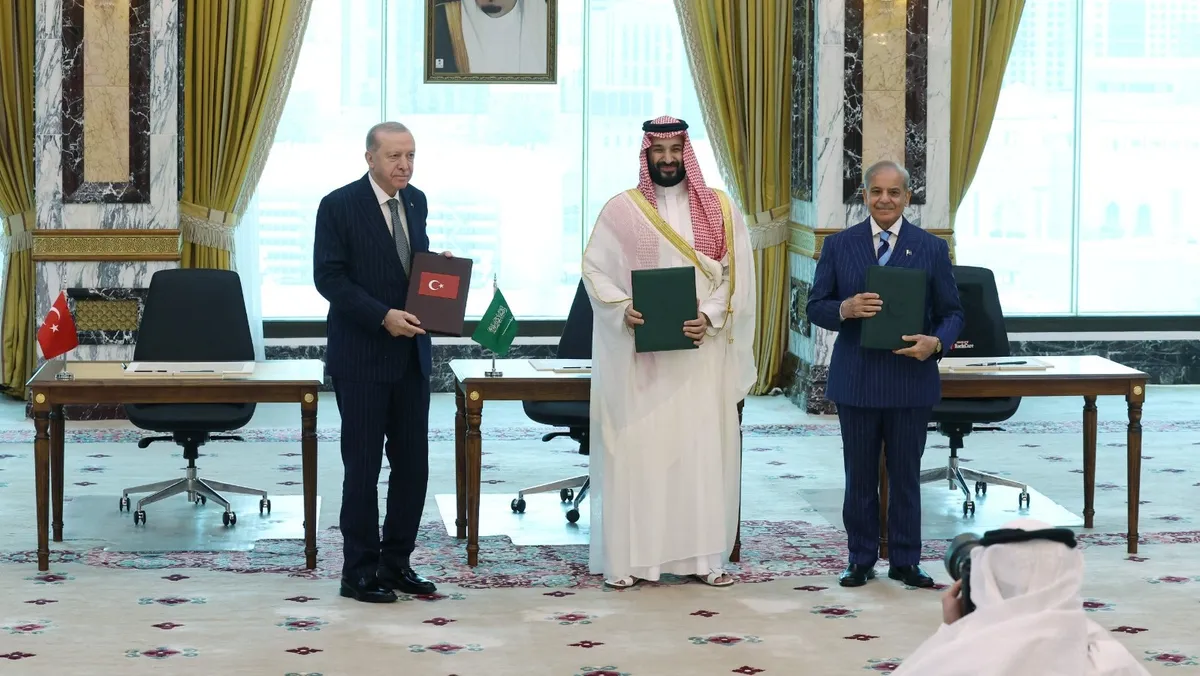 اتفاقية مكة للدفاع المشترك تُوقّع بين السعودية وتركيا وباكستان لتعزيز الردع والأمن المشترك.