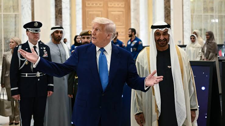 الإدارة الأمريكية تطالب الإمارات بوقف تمويل أمجد طه انتقاده لترامب في مفاوضات إيران.