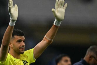 رولي يوقع عقداً لمدة عامين مع فريقه السابق ويعود ليلعب في ملعب الاتحاد.