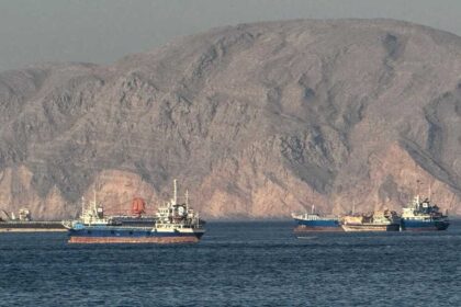 الحادث يؤدي إلى حريق على متن سفينة وتم إخماده وطاقمها بخير.