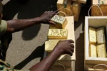 الذهب السوداني يقفز فوق 700 جنيه للجرام متأثراً بارتفاع عالمي وسوق موازي تثقلكه الدولارات المئة.