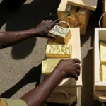 الذهب السوداني يقفز فوق 700 جنيه للجرام متأثراً بارتفاع عالمي وسوق موازي تثقلكه الدولارات المئة.