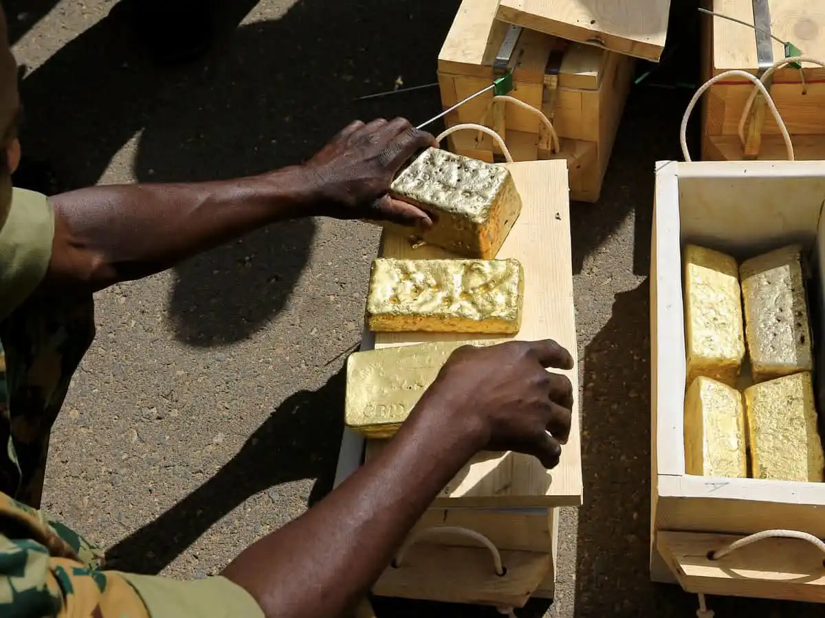 الذهب السوداني يقفز فوق 700 جنيه للجرام متأثراً بارتفاع عالمي وسوق موازي تثقلكه الدولارات المئة.