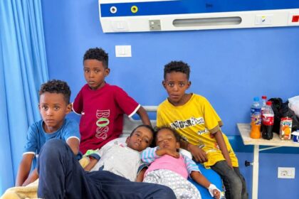 أم سودانية تُوفّي في حادث قطار ديروط وتركت خمسة أطفال دون والدين.