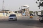 مدنيون يجهزون حقائبهم للخروج من مناطق سيطرة دقلو إلى كمبالا.