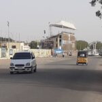 مدنيون يجهزون حقائبهم للخروج من مناطق سيطرة دقلو إلى كمبالا.