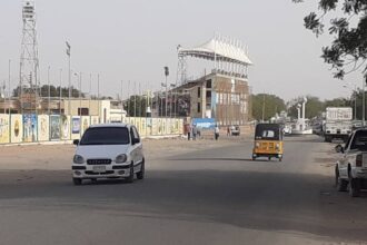 مدنيون يجهزون حقائبهم للخروج من مناطق سيطرة دقلو إلى كمبالا.