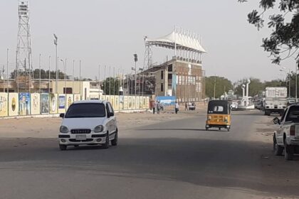 مدنيون يجهزون حقائبهم للخروج من مناطق سيطرة دقلو إلى كمبالا.