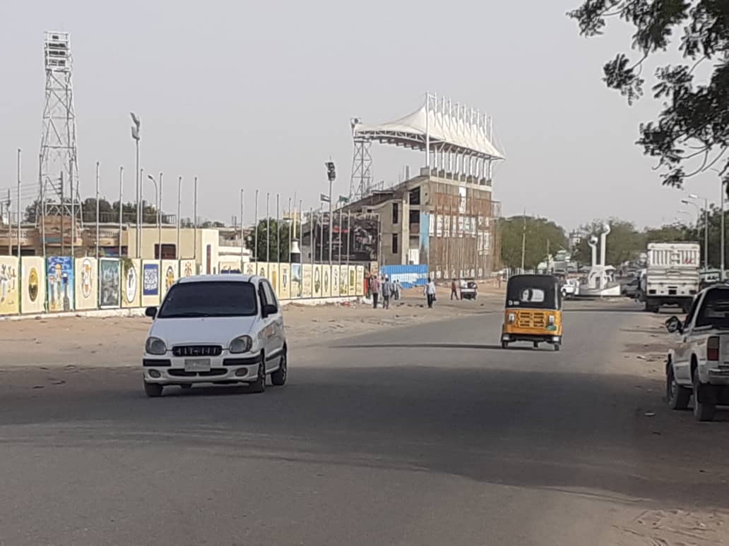مدنيون يجهزون حقائبهم للخروج من مناطق سيطرة دقلو إلى كمبالا.