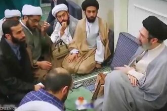خامنئي يظهر في فيديو قصير لأول مرة منذ تعيينه مرشداً أعلى ويثير جدلاً حول تاريخه