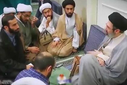 خامنئي يظهر في فيديو قصير لأول مرة منذ تعيينه مرشداً أعلى ويثير جدلاً حول تاريخه