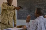 الضابط المتقاعد يعتدي على معلمين في مدرسة بولاية كسلا ويهدد بإطلاق النار