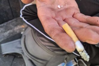 التدخين قبل النوم قد يسبب تهيج الشعب الهوائية ويؤثر على نومك.