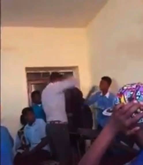 اللواء عادل الطيب يحظى بتضامن الصحفي أوكاك في قضية اعتداءه على معلم
