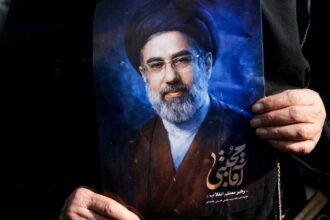 خامنئي يلتقي الرئيس الإيراني بعد اختفائه المفاجئ للنقاش حول الأوضاع الداخلية