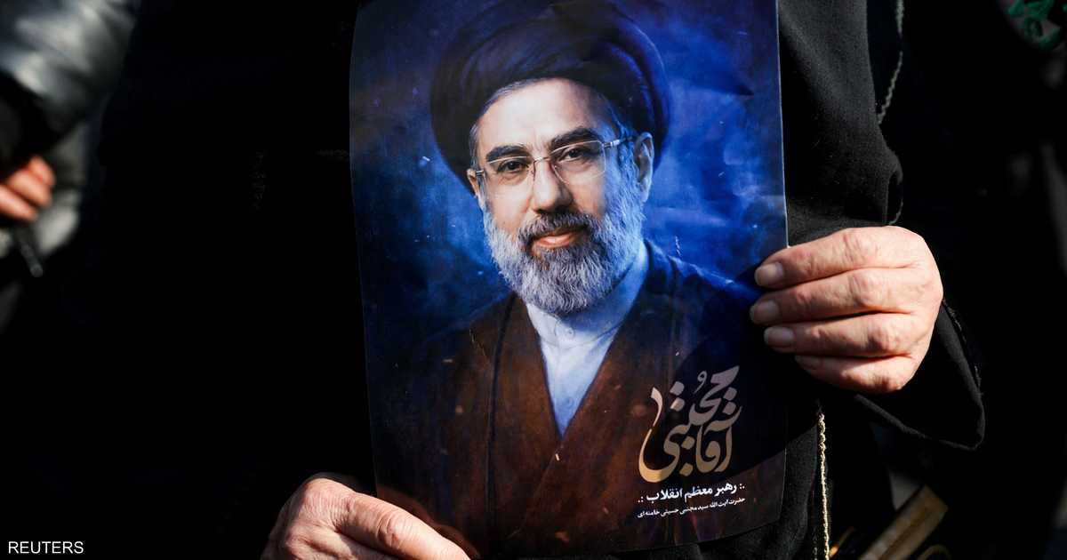 خامنئي يلتقي الرئيس الإيراني بعد اختفائه المفاجئ للنقاش حول الأوضاع الداخلية